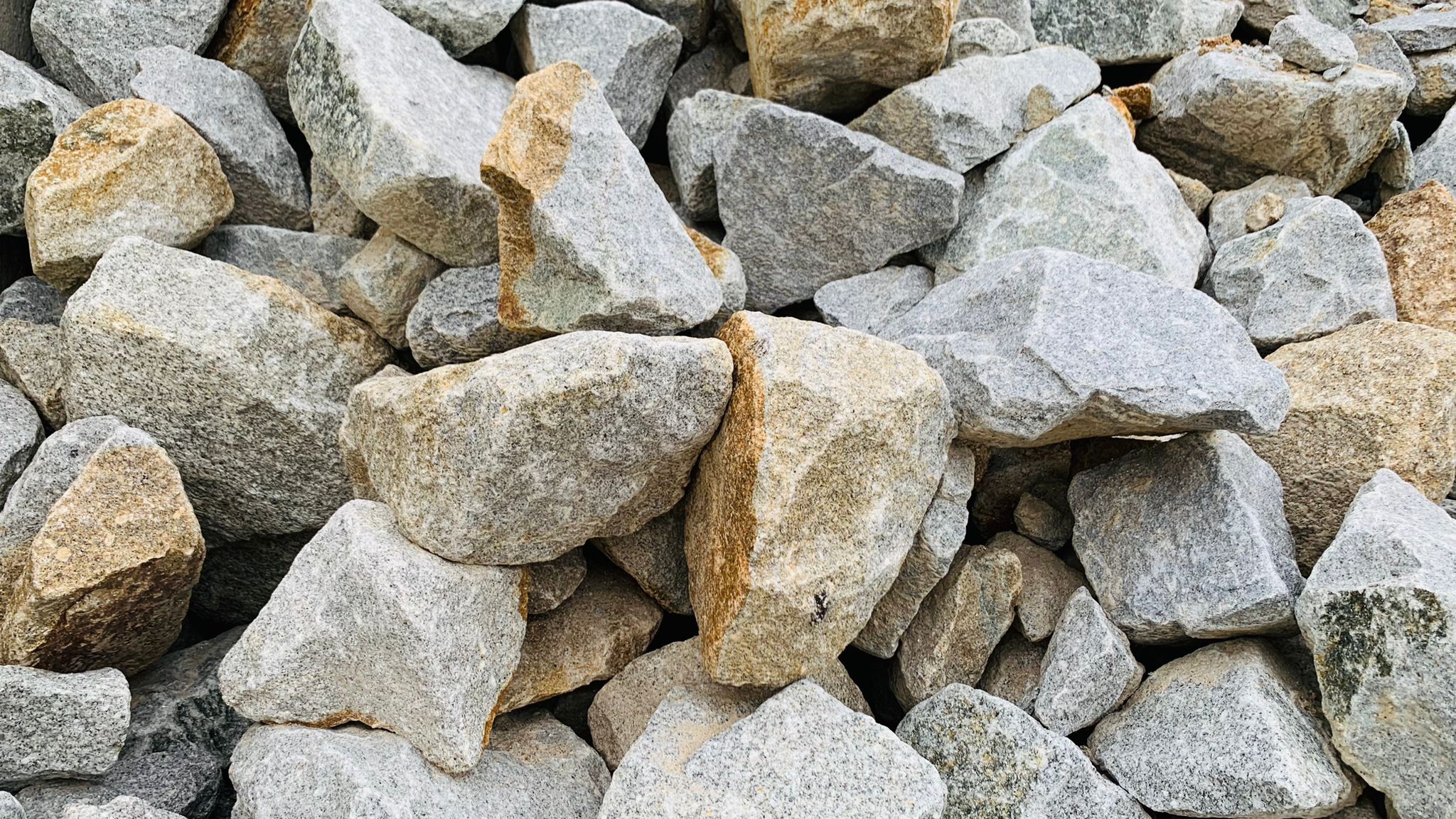 Wasserbausteine Granit, Maße: ca. 10-30 cm