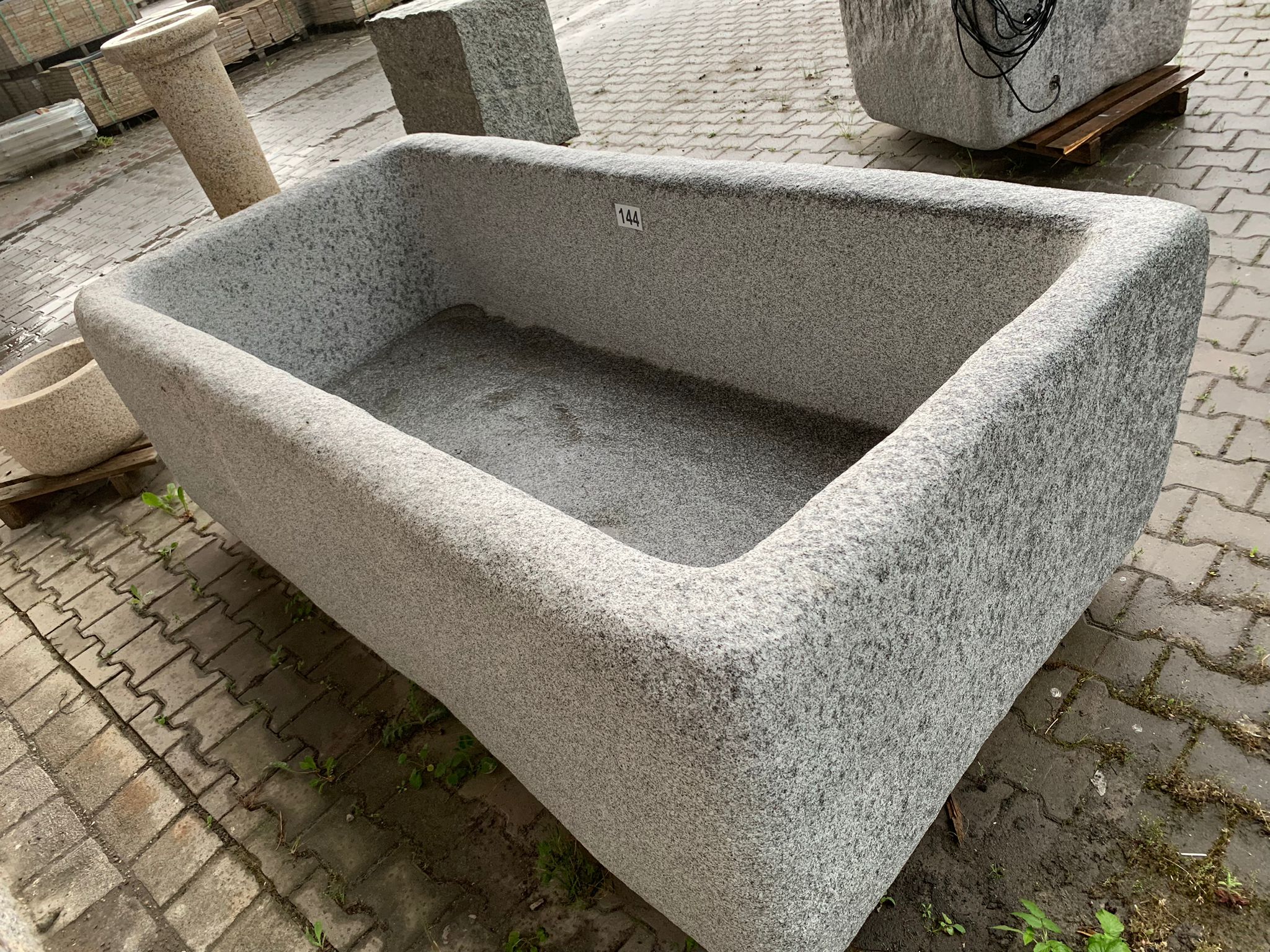 Brunnen/Wassertrog rund handgearbeitet Granit grau Nr. 144