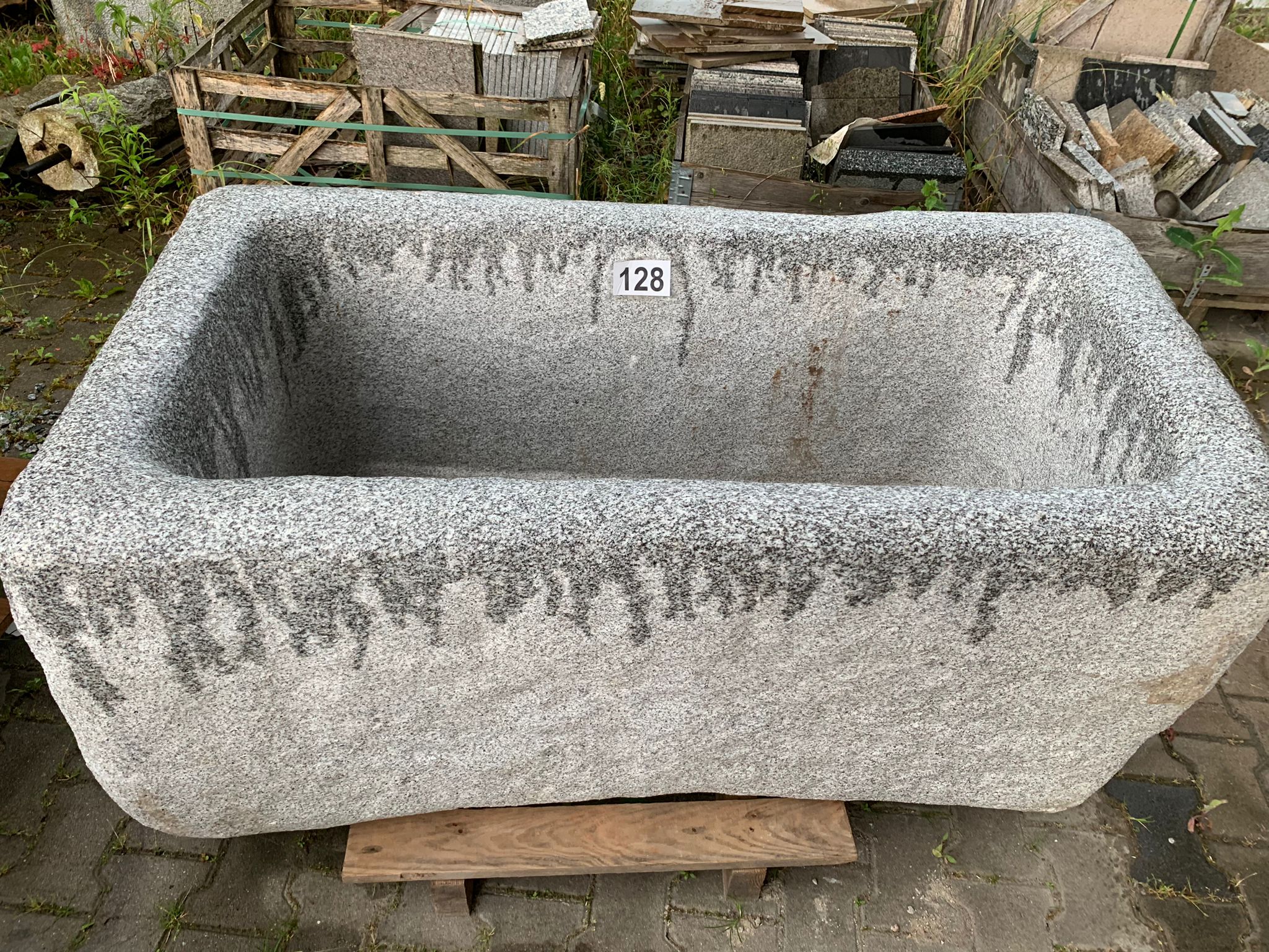 Brunnen/Wassertrog rund handgearbeitet Granit grau Nr. 128