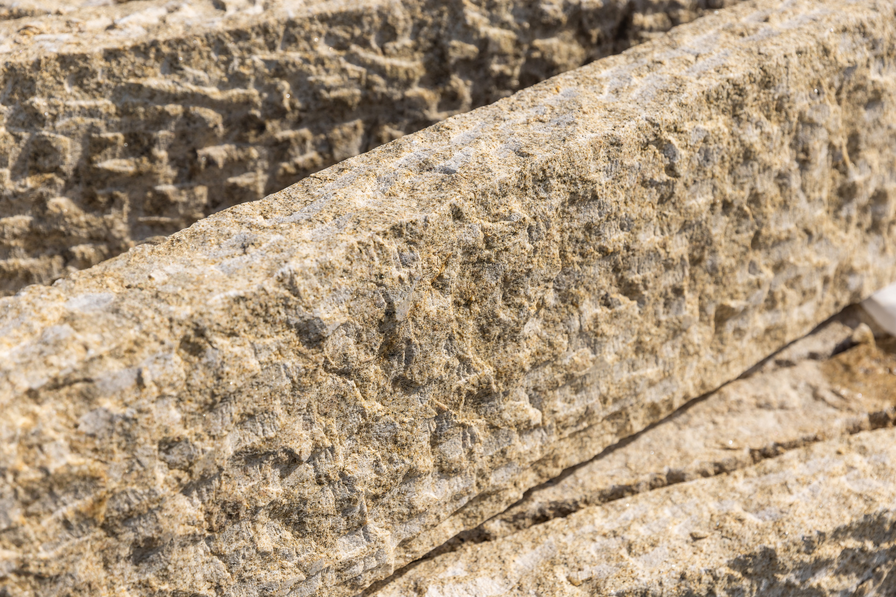 Bordsteine / Palisaden 8x25x100 cm, Granit, gelb, gespitzt