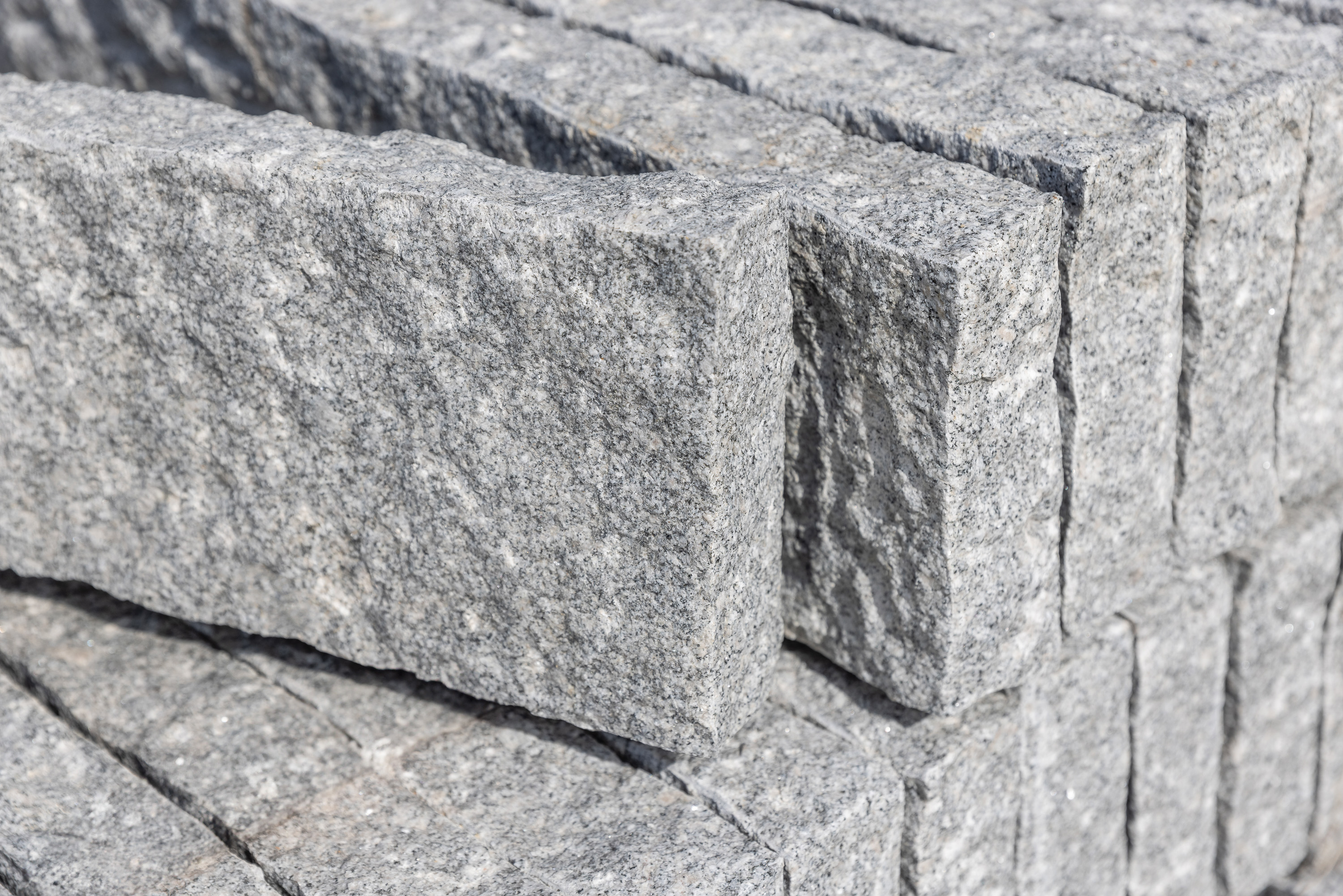 Bordsteine / Palisaden 6x20x100 cm, Granit, grau, gespitzt