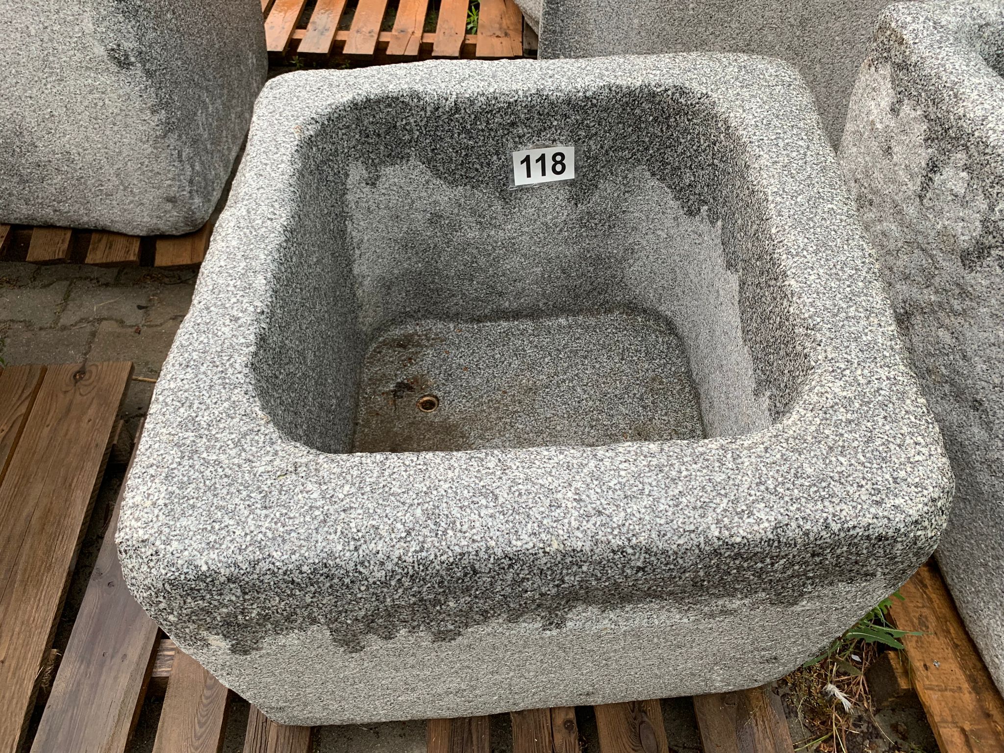 Brunnen/Wassertrog handgearbeitet Granit grau Nr. 118
