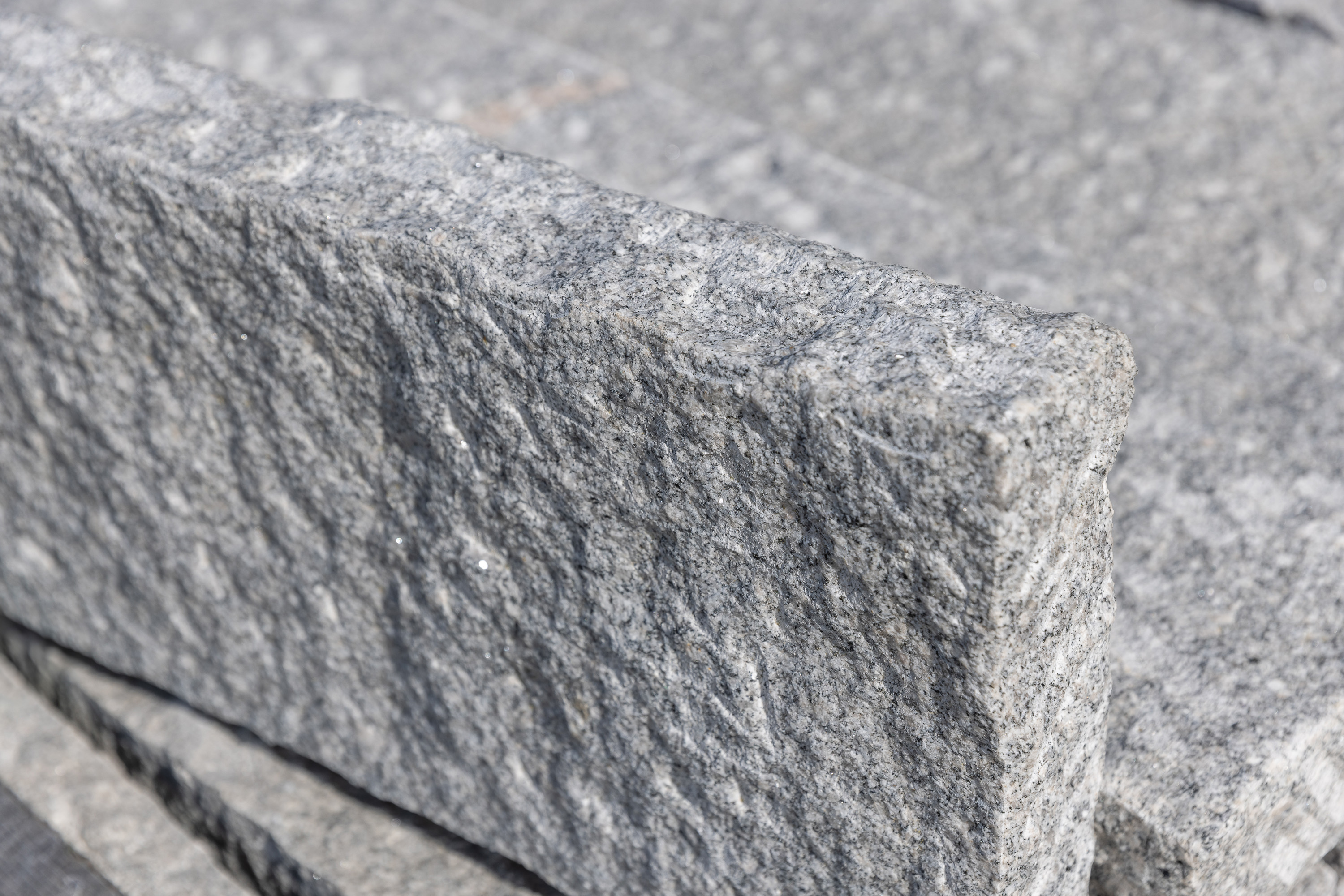 Bordsteine / Palisaden 6x25x100 cm, Granit grau, gespitzt
