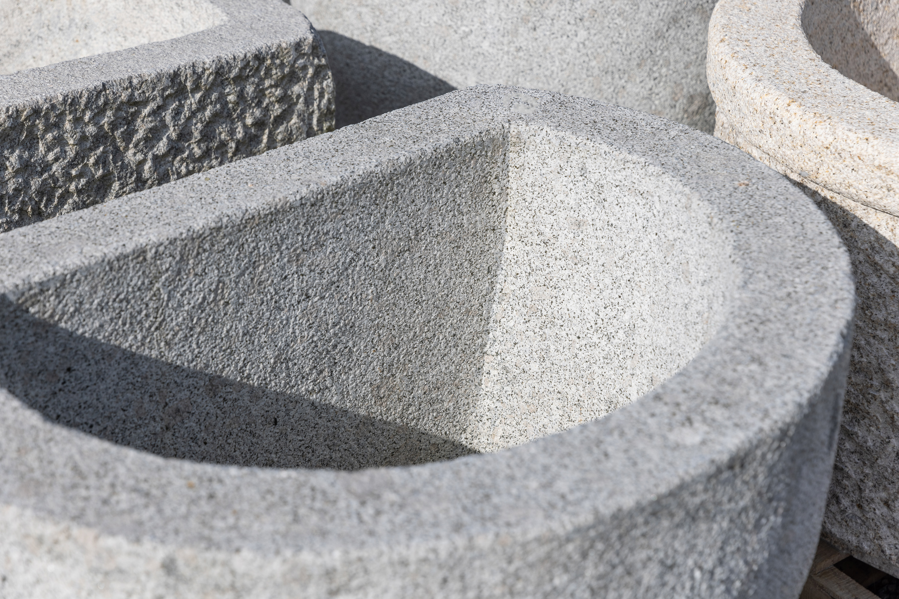 Wassertrog / Brunnen Granit, grau, Hufeisenform, fein gestockt