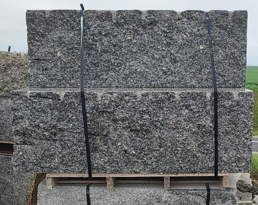 Mauersteine Granit hellgrau, 4-seitig gesägt, Sichtflächen: spaltrau
