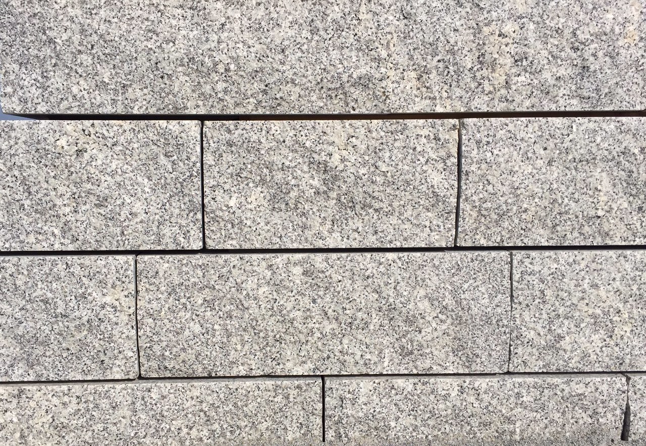 Mauersteine, Granit, hellgrau, 4-seitig gesägt, Sichtflächen: spaltrau