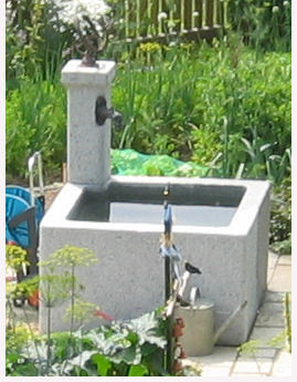 Brunnen mit Säule Regina, Granit grau
