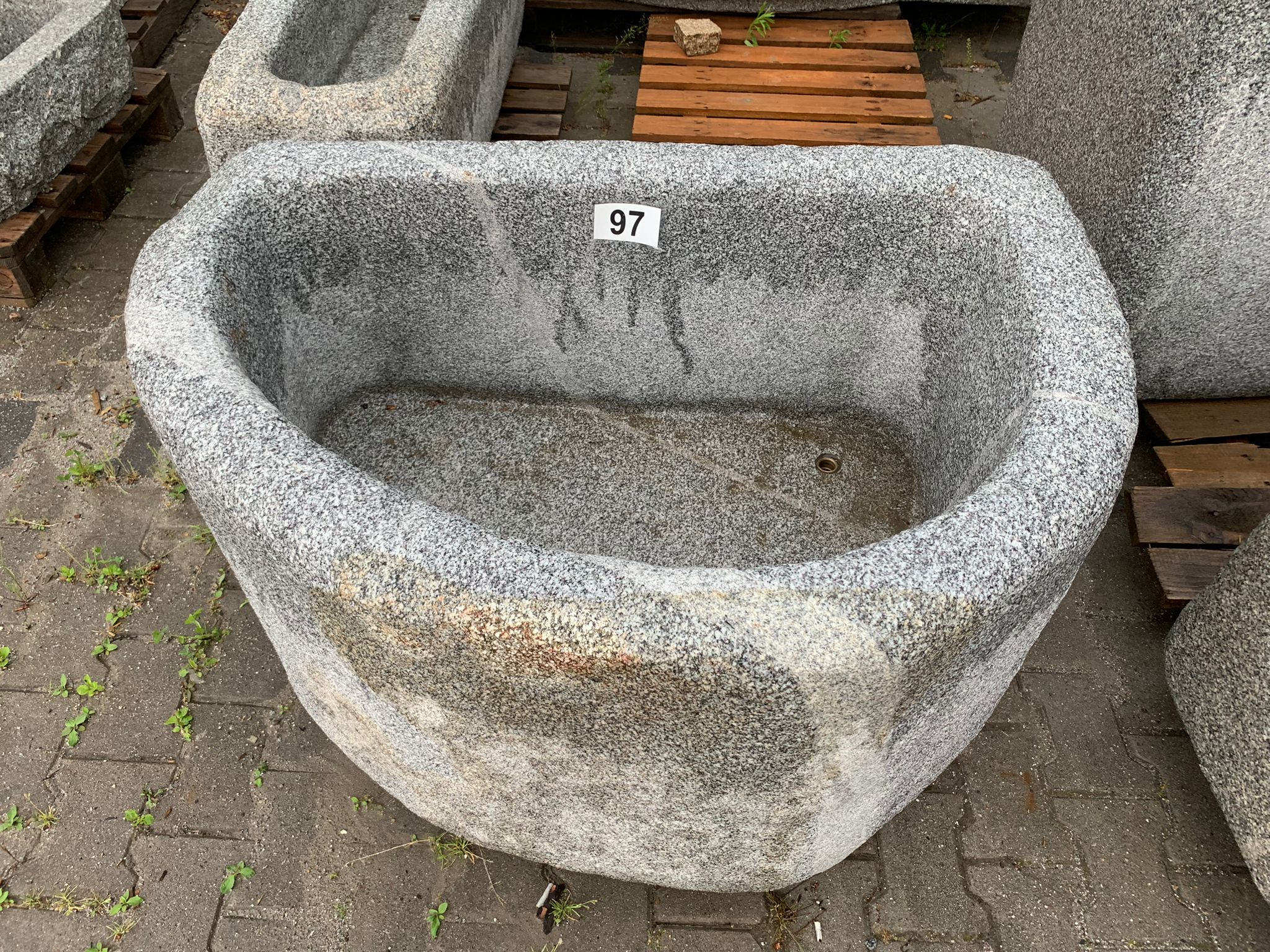 Brunnen/Wassertrog handgearbeitet Granit grau Nr. 97