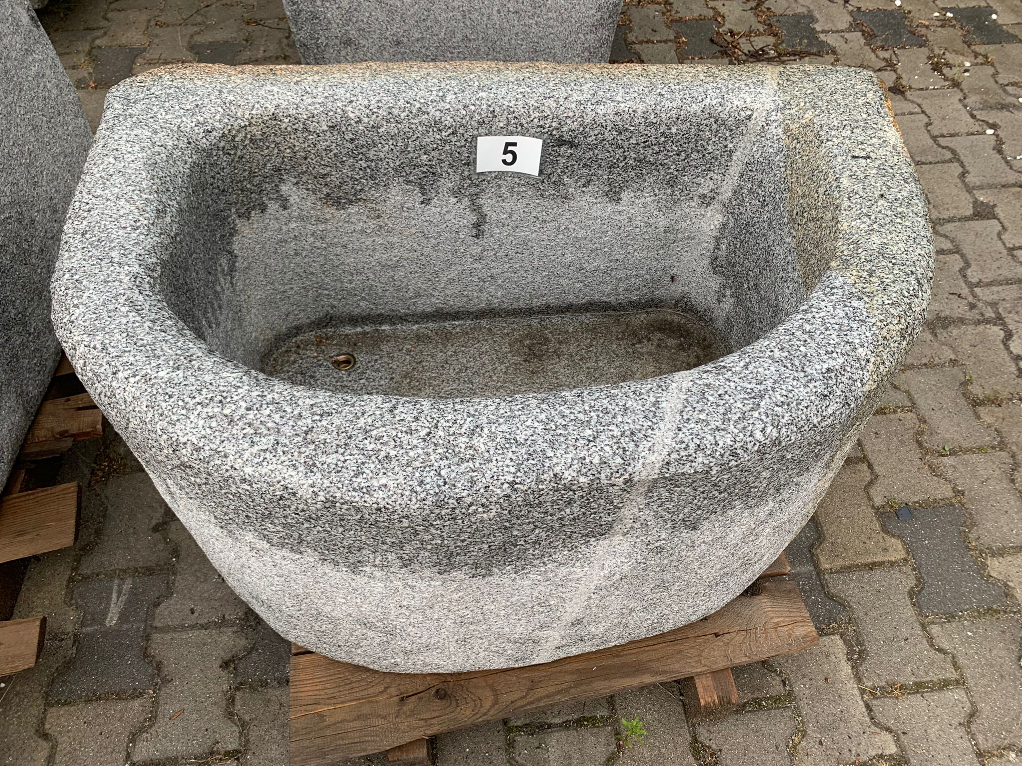 Brunnen/Wassertrog handgearbeitet Granit grau Nr. 5