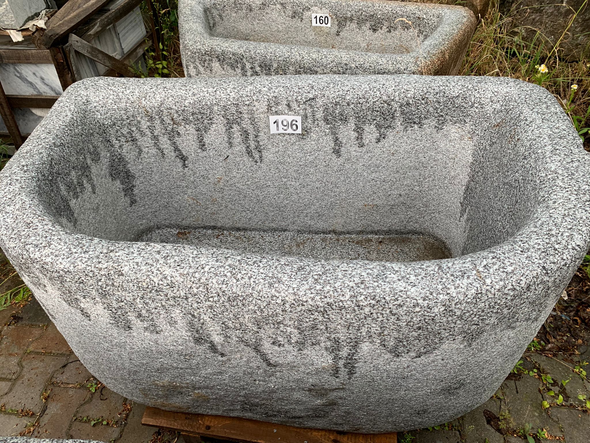Brunnen/Wassertrog handgearbeitet Granit grau Nr. 196